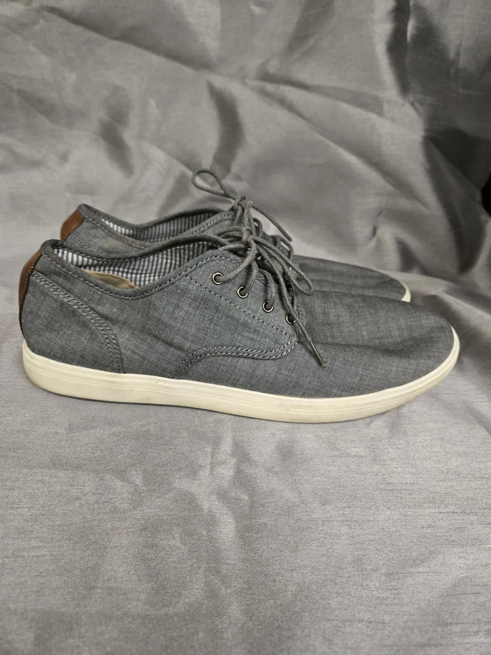 Men's Casual Lace-Up Canvas Sneakers in Gray